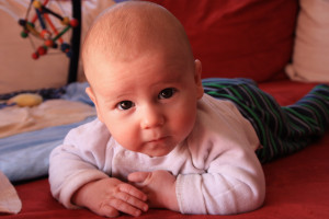 Das Baby beobachtet recht früh sein Gegenüber genau...