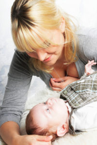 Zu Kommunizieren bedeutet sich mit dem Baby intensiv beschäftigen...
